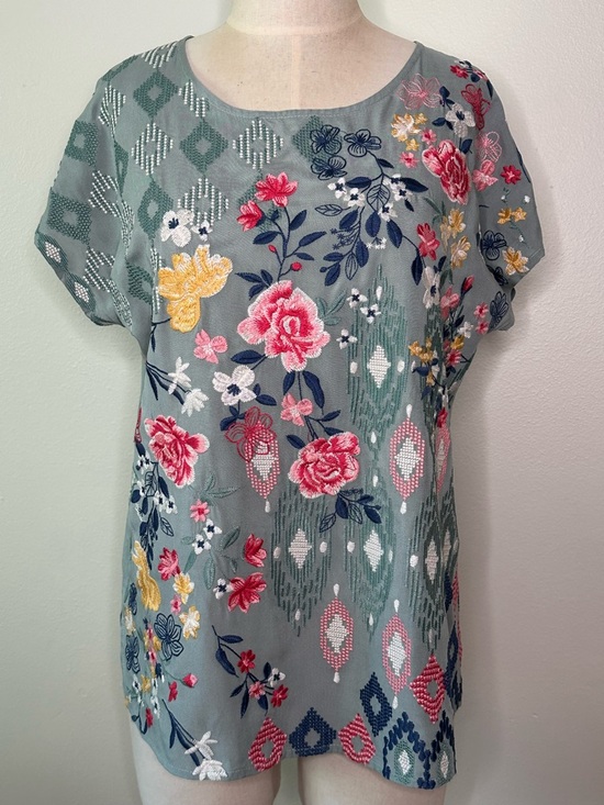 Savanna Jane Tops - Savanna Jane Embroidered Green sz Small pullover top with cap sleeves.